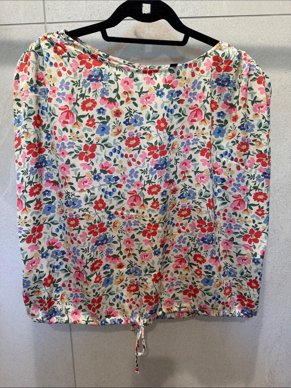 CHARLIE B Cream Floral A-Line Sleeveless Blouse with Drawstring